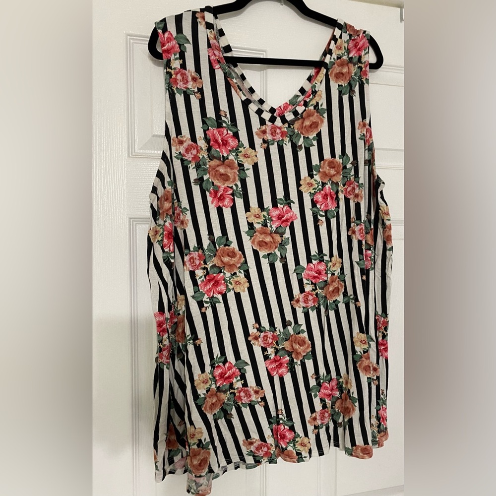 Agnes & Dora Essential V-neck tank - Size XXXL